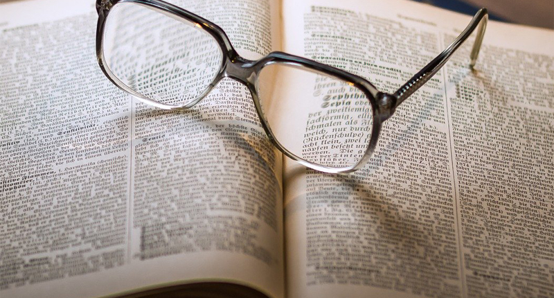 Buch mit Brille für Übersetzungen