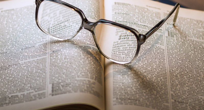Buch mit Brille für Übersetzungen Buch mit Brille für Übersetzungen